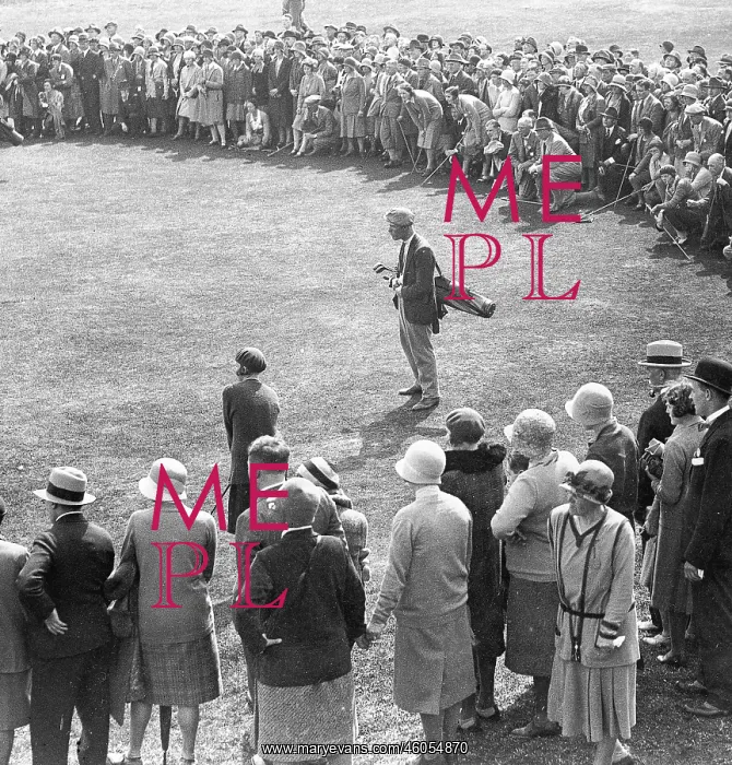 : Golf player with audience : Golf player with audience