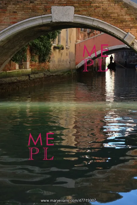 : Gondolier heads beneath the Ponte Pasqualigo : Gondolier heads beneath the Ponte Pasqualigo