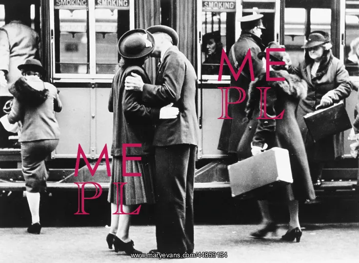 : GOODBYE KISS AT STATION : GOODBYE KISS AT STATION