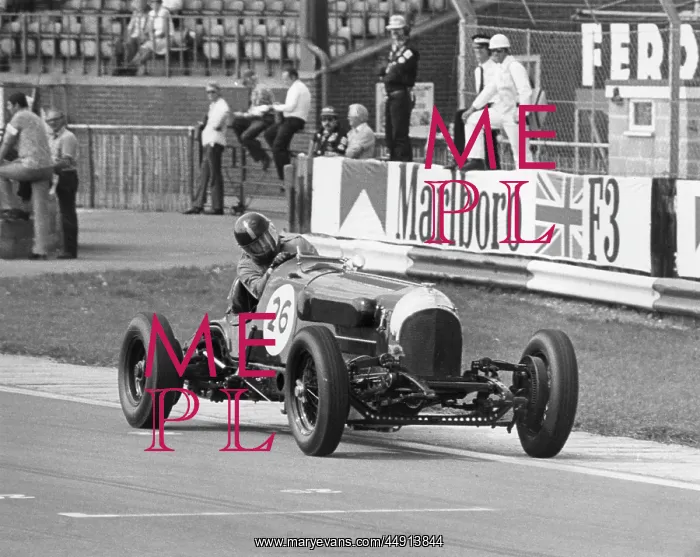 : Gordon Russell racing in Bentley at Silverstone, Northants : Gordon Russell racing in Bentley at Silverstone, Northants