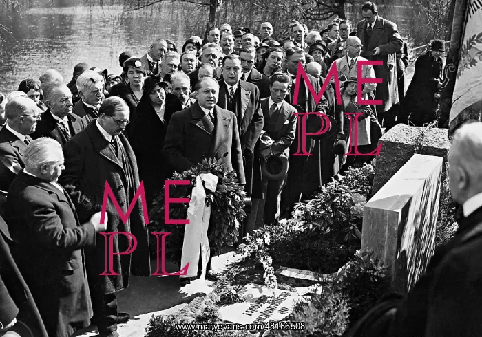 : Gottfried Benn at the memorial grave of Arno Holz : Gottfried Benn at the memorial grave of Arno Holz