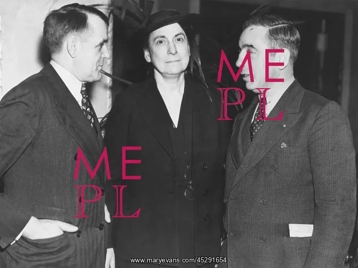 : Grace Abbott (center) delegate to the International : Grace Abbott (center) delegate to the International