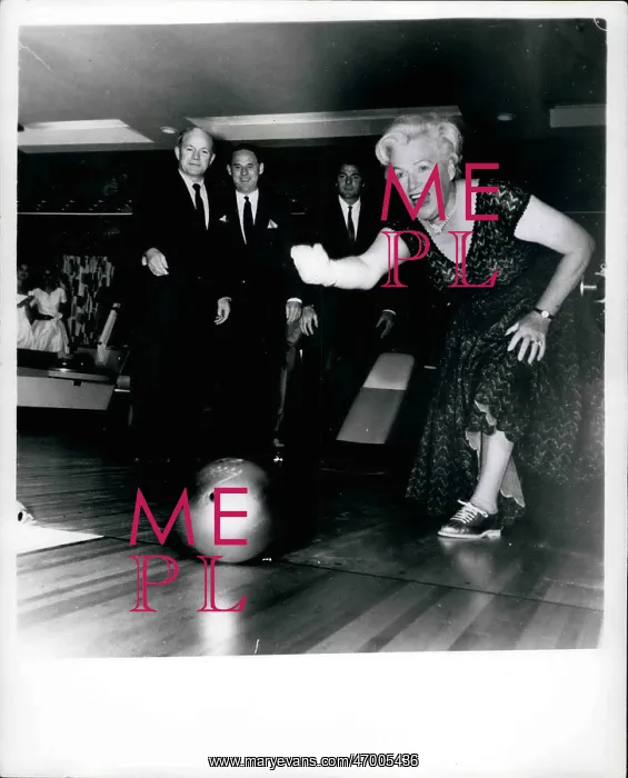 : Gracie Fields, bowling on the Riviera, Monte Carlo : Gracie Fields, bowling on the Riviera, Monte Carlo