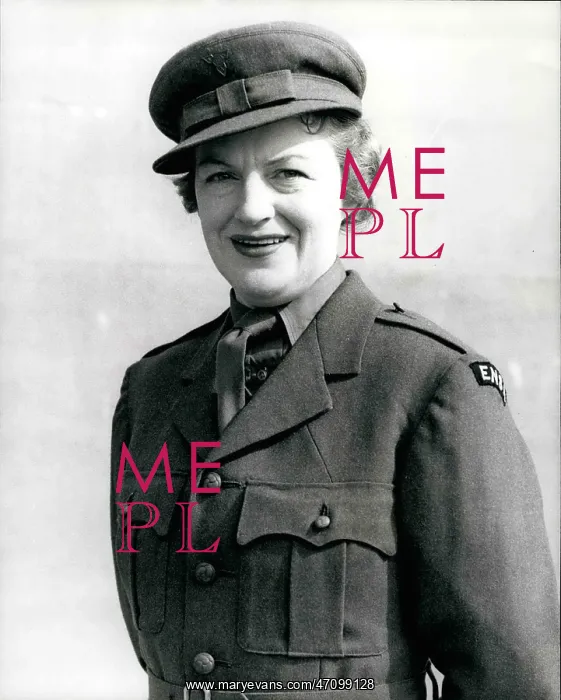 : Gracie Fields in ENSA uniform during WW2 : Gracie Fields in ENSA uniform during WW2