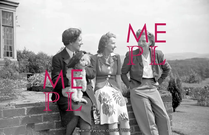 : Gracie Fields with friends : Gracie Fields with friends