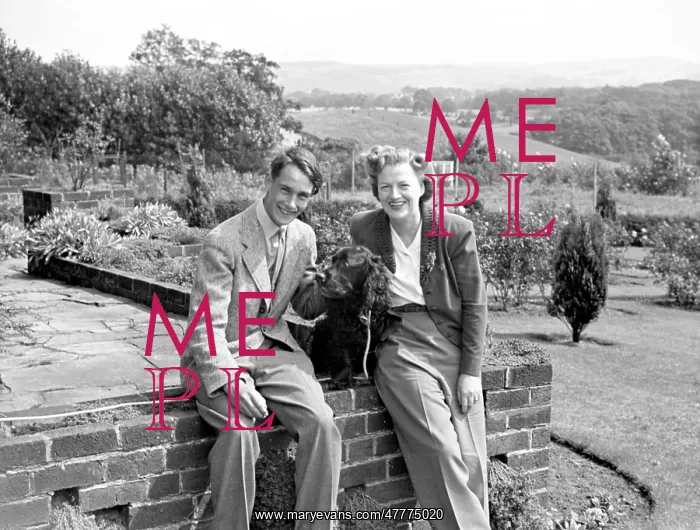  : Gracie Fields with friends