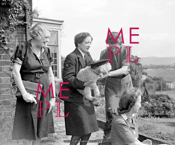 : Gracie Fields with friends : Gracie Fields with friends