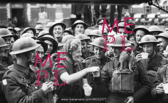 : Gracie Fields visiting troops in France, 1939 : Gracie Fields visiting troops in France, 1939