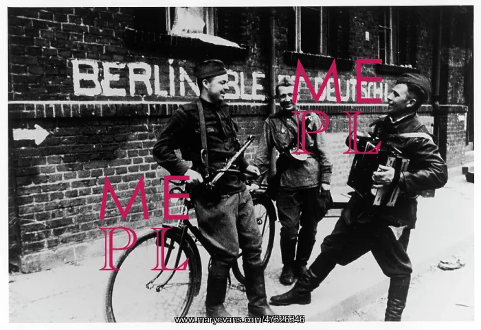 : GRAFFITI IN BERLIN 1945 : GRAFFITI IN BERLIN 1945