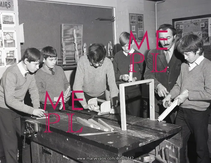  : Grammar school classroom