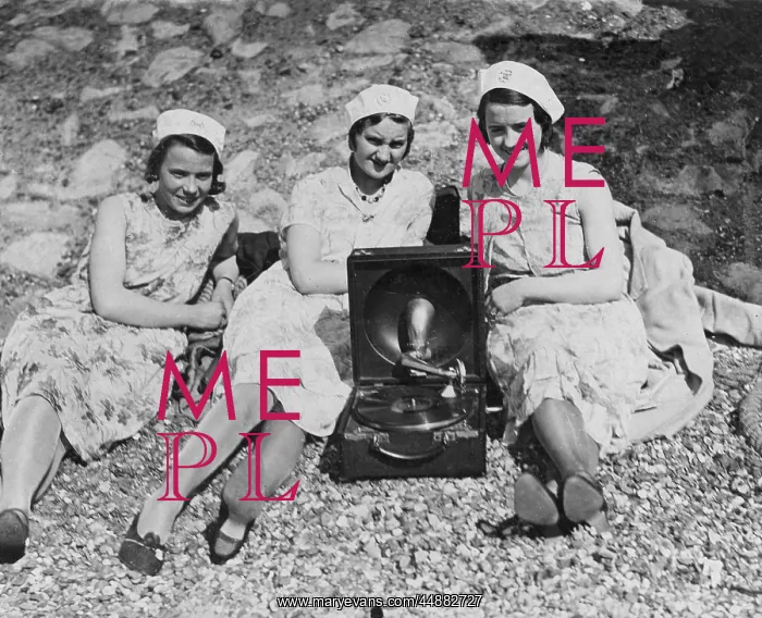  : GRAMOPHONE GIRLS
