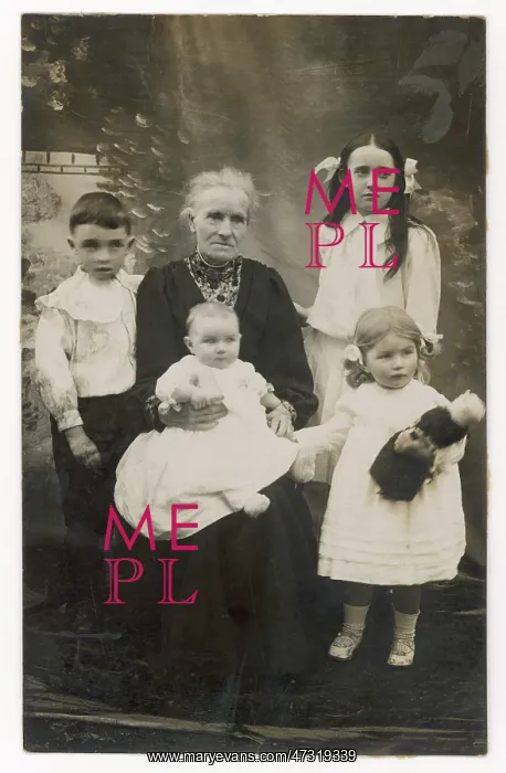 : GRANDMOTHER / 4 CHILDREN : GRANDMOTHER / 4 CHILDREN