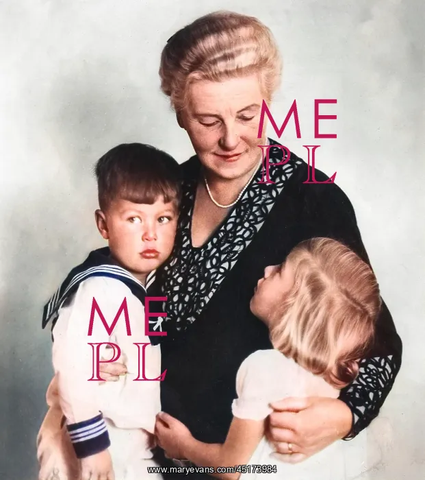: GRANDMOTHER / CHILDREN : GRANDMOTHER / CHILDREN