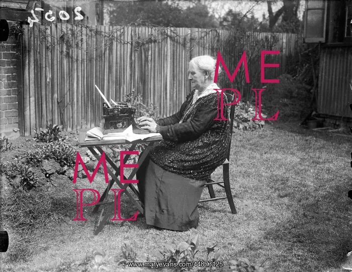 : GRANNIE TYPIST : GRANNIE TYPIST