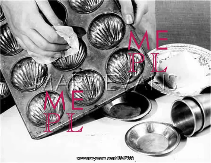 : GREASING A BAKING TRAY : GREASING A BAKING TRAY