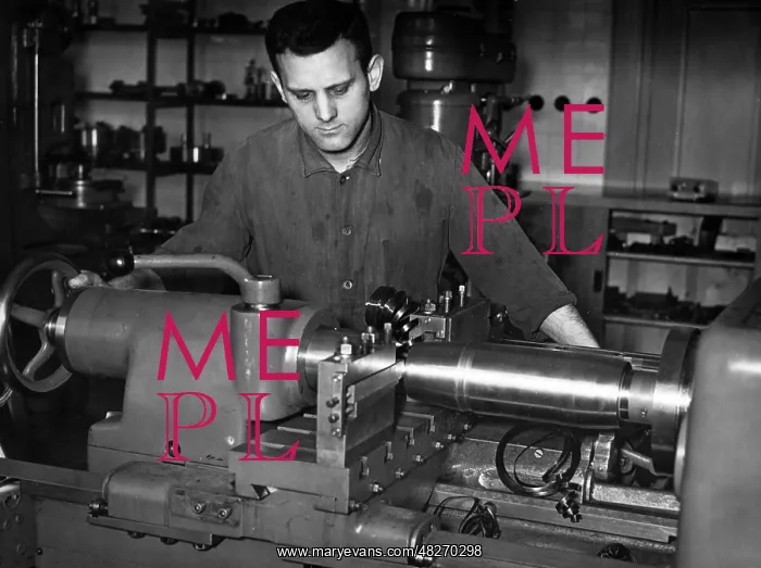 : Grenade production, around 1940 : Grenade production, around 1940