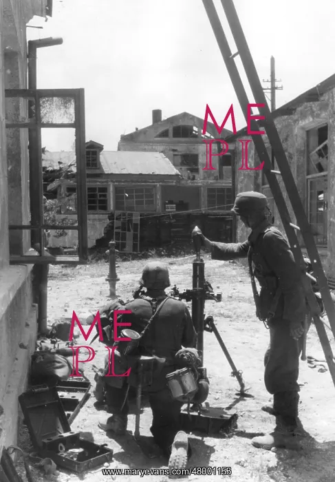 : Grenade thrower crew support the infantry, WW2 : Grenade thrower crew support the infantry, WW2