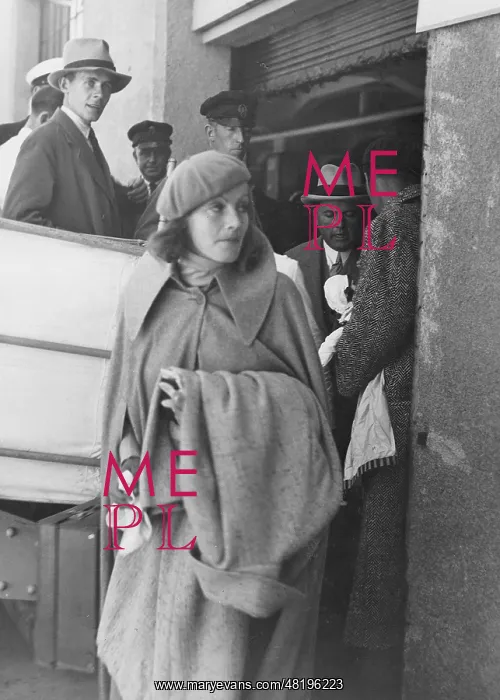: Greta Garbo after her arrival to Goteborg, 1932 : Greta Garbo after her arrival to Goteborg, 1932