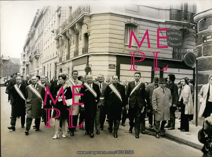 : Gros, Defferre, Boulloche, Mitterrand in street protest : Gros, Defferre, Boulloche, Mitterrand in street protest