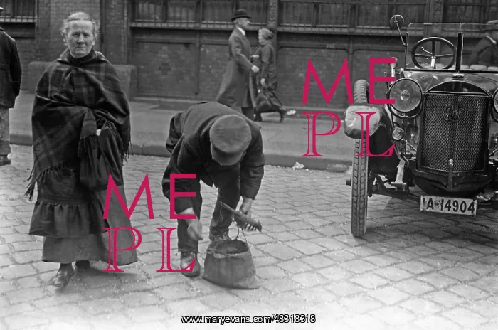 : In front of the Grossmarkthalle in Berlin, 1926 : In front of the Grossmarkthalle in Berlin, 1926