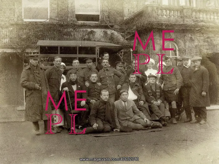 : Group of Belgian and British soldiers at Quex Park : Group of Belgian and British soldiers at Quex Park