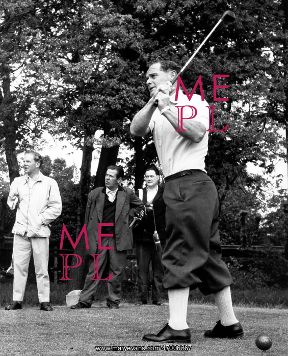 : Group Captain Sir Douglas Bader playing golf : Group Captain Sir Douglas Bader playing golf