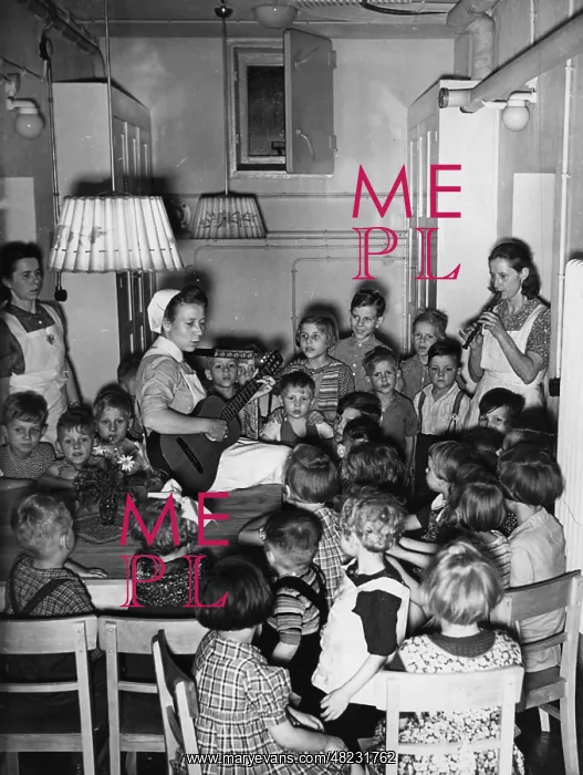 : A group of children in an air-raid shelter, 1942 : A group of children in an air-raid shelter, 1942
