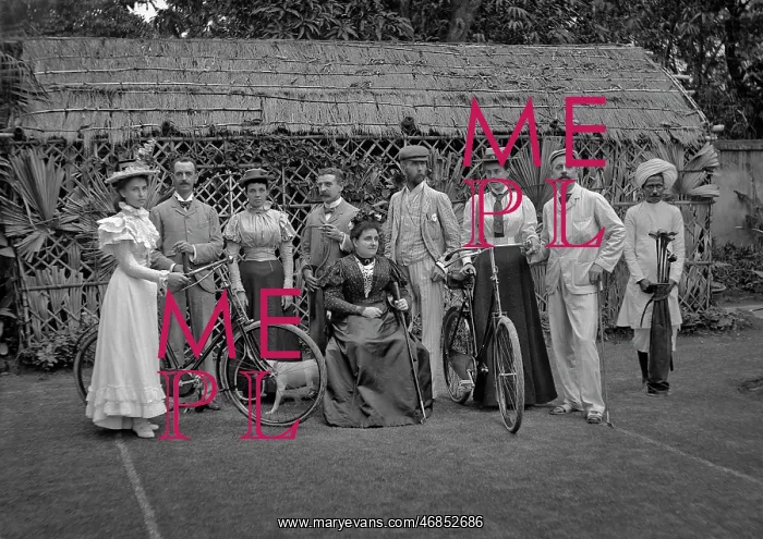 : Group of colonials with Indian servant : Group of colonials with Indian servant