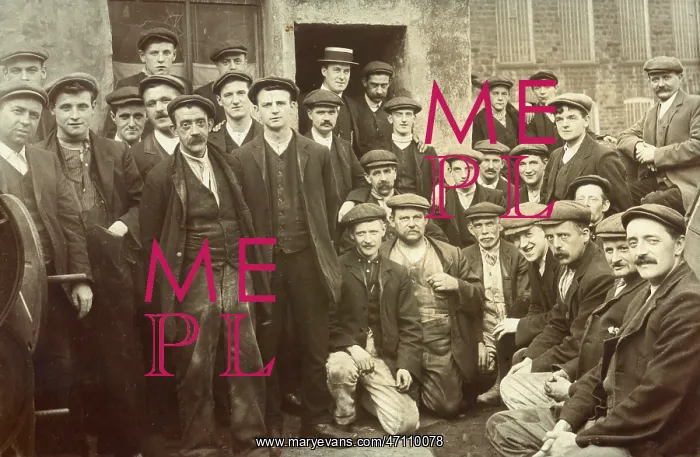  : Group of factory workers, c.1910