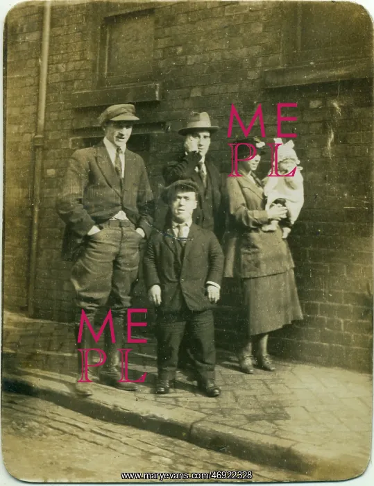 : Group or family with man of restricted growth (dwarfism) : Group or family with man of restricted growth (dwarfism)