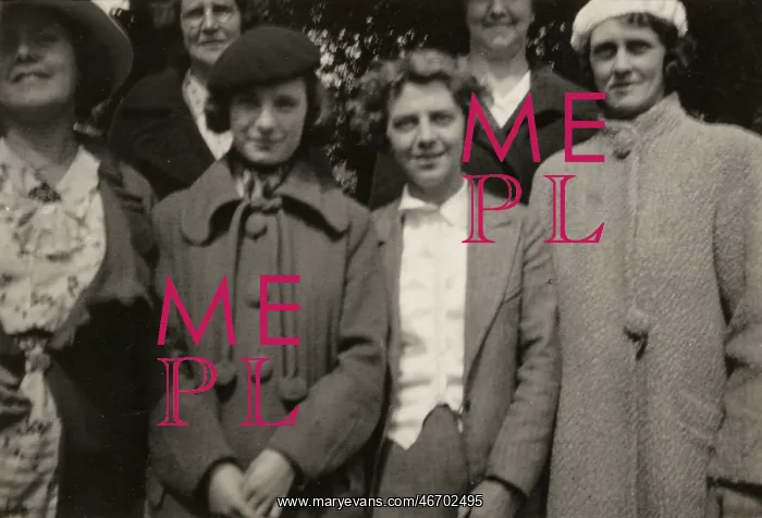 : A group of six ladies : A group of six ladies