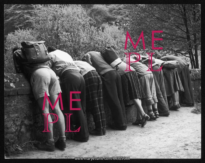 : GROUP LOOKING OVER WALL : GROUP LOOKING OVER WALL