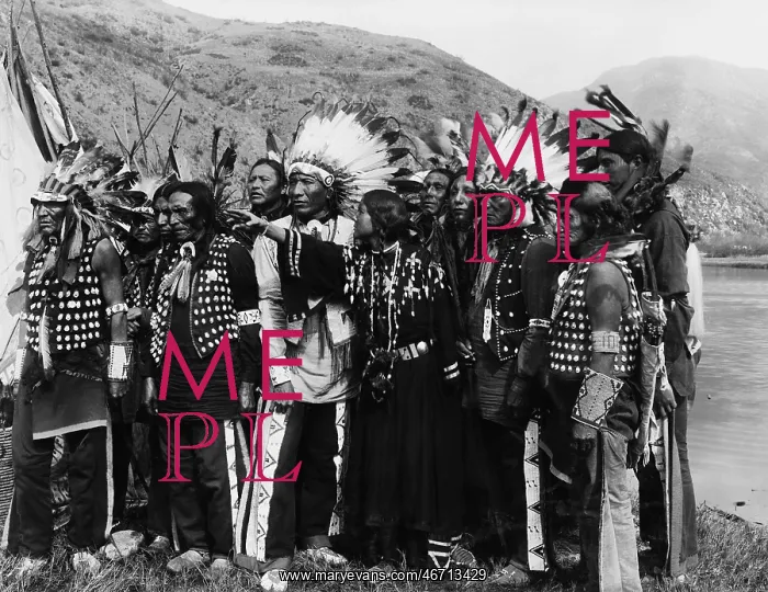 : Group of Native Americans in traditional garb : Group of Native Americans in traditional garb
