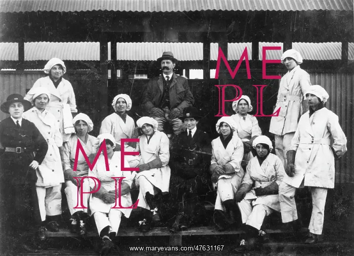 : Group photo, munitions factory workers, Hereford, WW1 : Group photo, munitions factory workers, Hereford, WW1