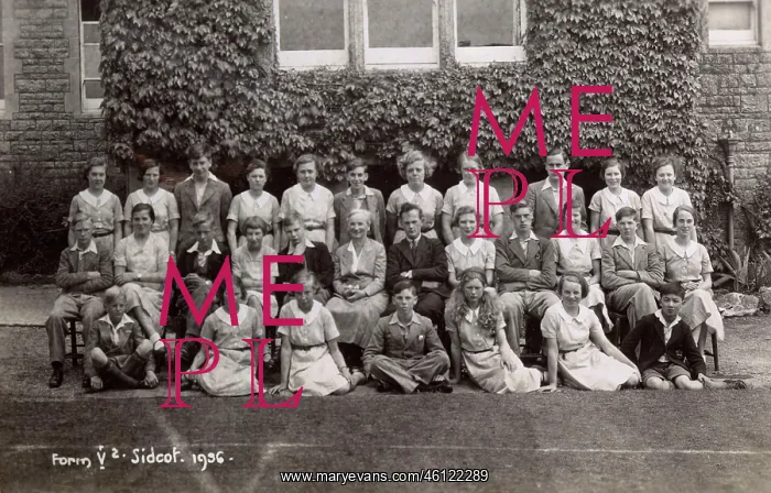 : Group photo, pupils and teachers at Sidcot School, Somerset : Group photo, pupils and teachers at Sidcot School, Somerset