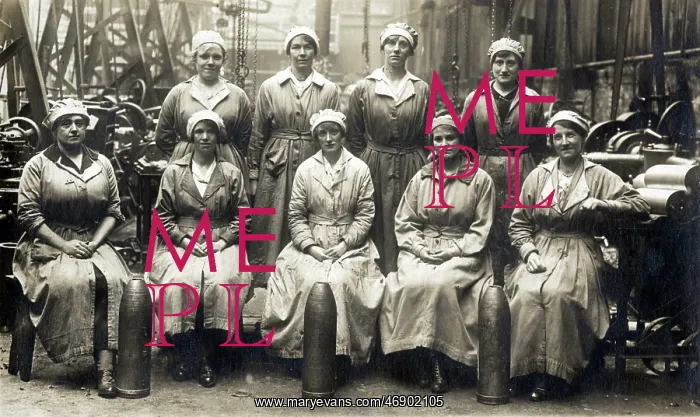 : Group photograph of munitionettes, WW1 : Group photograph of munitionettes, WW1
