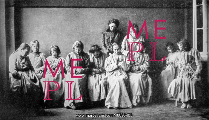 : Group of schizophrenic women : Group of schizophrenic women