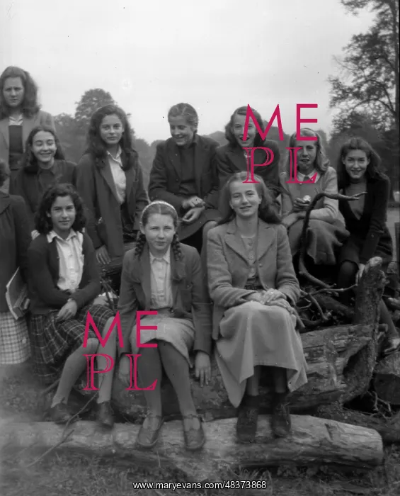  : Group of schoolgirls