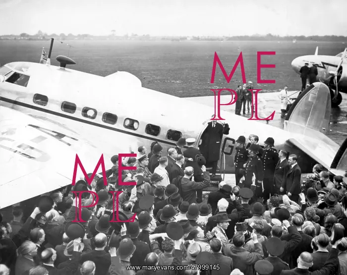 : A group of spectators say farewell to the British : A group of spectators say farewell to the British