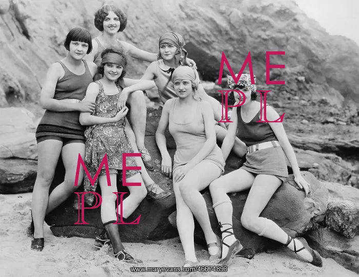 : Group of women girlfriends, 1924 : Group of women girlfriends, 1924