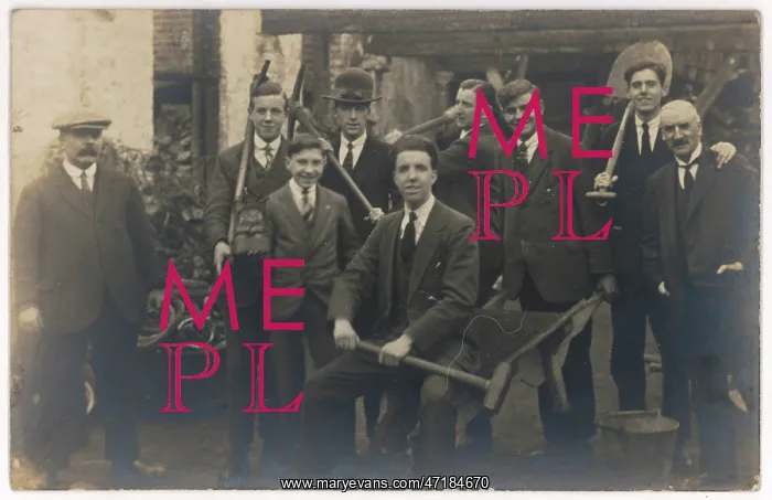 : GROUP OF WORKMEN C1910 : GROUP OF WORKMEN C1910