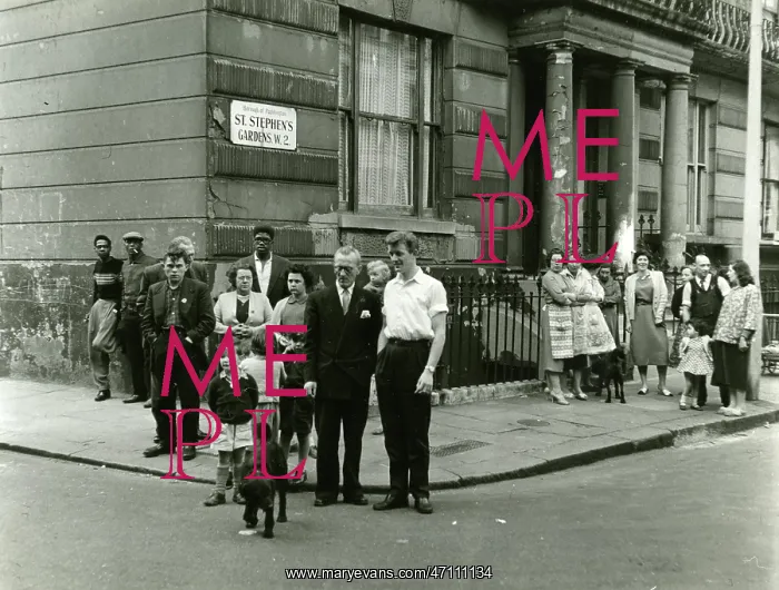 : Groups of people in St Stephen's Gardens, London : Groups of people in St Stephen's Gardens, London