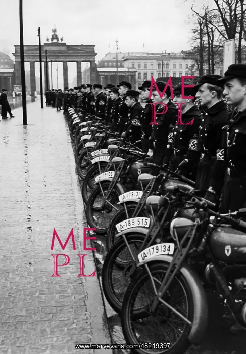 : Guard of honor of the Motor HJ to Hitler, 1939 : Guard of honor of the Motor HJ to Hitler, 1939