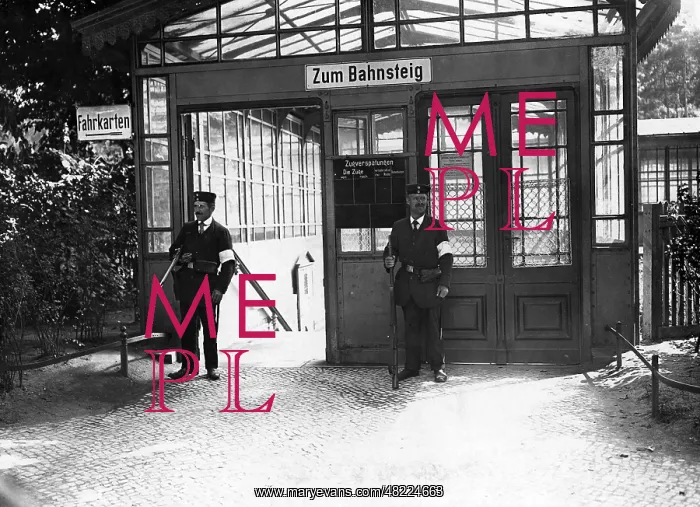 : Guards at a station in Berlin, 1914 : Guards at a station in Berlin, 1914