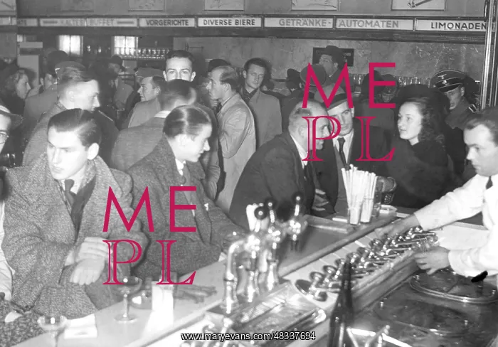: Guests at a bar in Berlin, 1939 : Guests at a bar in Berlin, 1939
