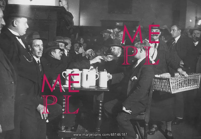 : Guests in the Munich Hofbraeuhaus, 1930 : Guests in the Munich Hofbraeuhaus, 1930