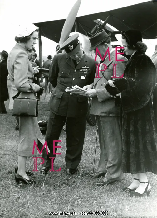 : Guests in front of the Sopwith Pup belonging to the Shut : Guests in front of the Sopwith Pup belonging to the Shut