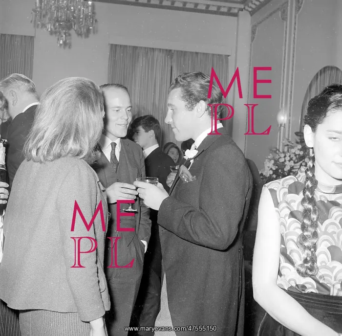  : Guests talking at the Yateman Biggs Wedding