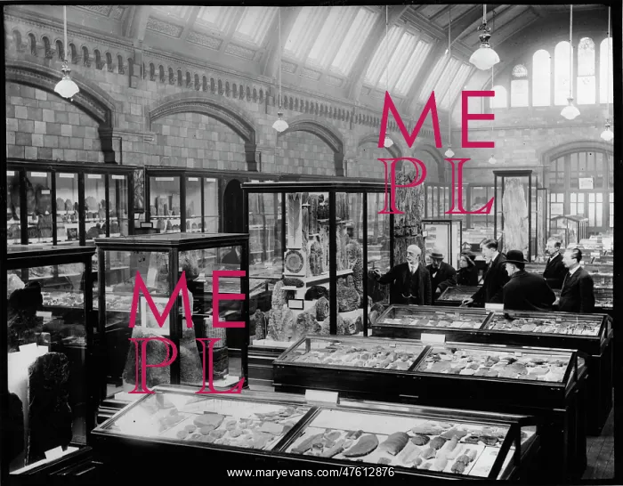 : Guide Lecturer with visitors, c.1920 : Guide Lecturer with visitors, c.1920
