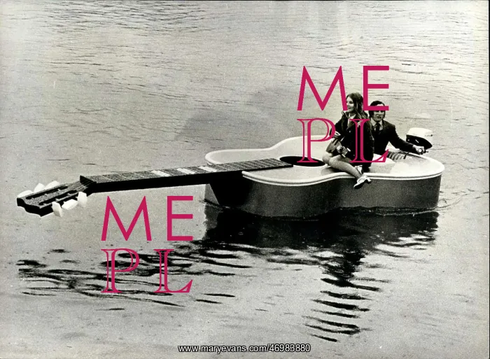 : Guitar-shaped boat, Chicago, USA : Guitar-shaped boat, Chicago, USA